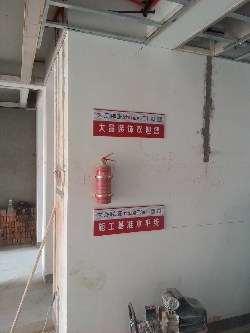前言:我们为什么要看工地<装修前没看过工地?别开玩笑了~~> 有些人因为不了解装修,害怕被挖大坑 有些人觉得工地差乱差,PM2.5值高 有些人想去了解,又没有机会 装修不只是纸上的线条框架,还有把这线条具象化的水泥、线路、墙砖、木板、油漆、软装等 很遗憾,装修过程不可逆(强行逆转的结果就是消耗袋中金币,理智可不允许你这样做) 前人栽树后人乘凉的时刻到了 看看邻居家的装修就解决问题啦,尤其是一样户型的,更具参考性喔 2楼:复地御钟山 袁宅 174平 木工阶段 3楼:复地御钟山 李宅 228